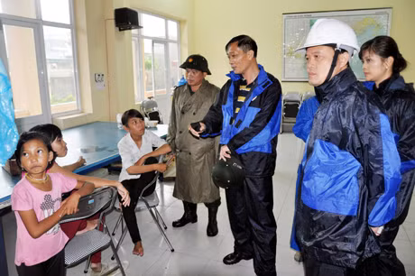 Lãnh đạo TP Hạ Long hỏi thăm ngư dân tại các điểm tránh trú.