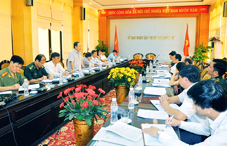 Đoàn giám sát của Ban Pháp chế HĐND tỉnh làm việc với UBND TP Móng Cái, tháng 8-2013. Ảnh: Minh Hà