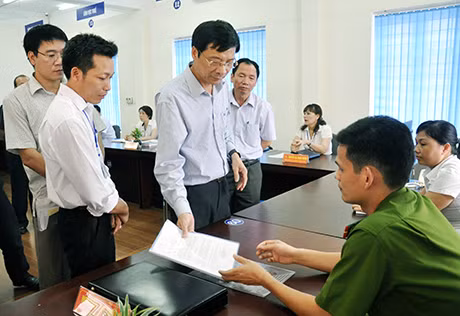 Đồng chí Nguyễn Văn Đọc, Chủ tịch UBND tỉnh kiểm tra hoạt động của Trung tâm Hành chính công TP Uông Bí.