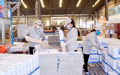 Đóng gói sản phẩm tại Công ty CP gốm màu Hoàng Hà (Công ty CP Tập đoàn Hoàng Hà).