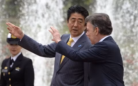 Thủ tướng Nhật Bản Abe (trái) và Tổng thống Colombia Santos (Ảnh AFP)