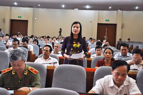 Đại biểu Bùi Thúy Phượng (Tổ Cẩm Phả) phát biểu thảo luận tại hội trường.