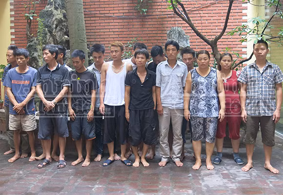 Các con bạc bị bắt giữ, trong đó có cả phụ nữ