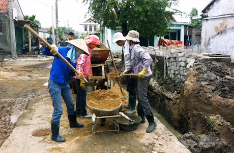 Nhân dân xã Điền Công tham gia làm đường giao thông nông thôn.