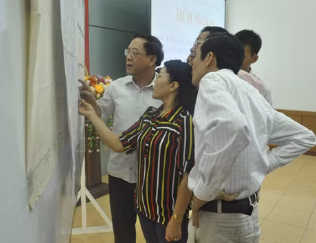 Đồng chí Đỗ Thông, Phó chủ tịch Thường trực UBND tỉnh và đại diện các hộ dân khiếu nại xem bản đồ hiện trạng GPMB dự án.