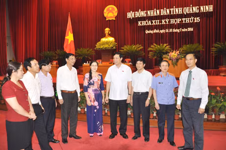 Các đại biểu HĐND tỉnh và đại biểu dự phiên họp trao đổi các nội dung của kỳ họp
