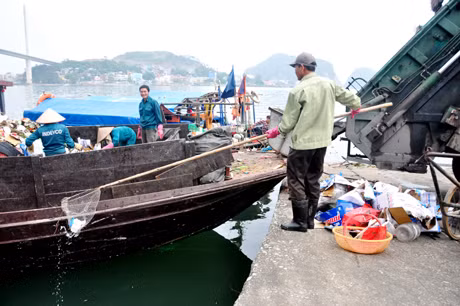 Công ty CP Môi trường Đô thị Indevco thu gom, tập kết rác trên Vịnh Hạ Long. Ảnh: Nghĩa Hiếu