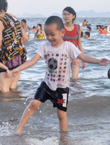 Ảnh chụp tại bãi tắm Khu du lịch Bãi Cháy (TP Hạ Long), ngày 1-6-2014.