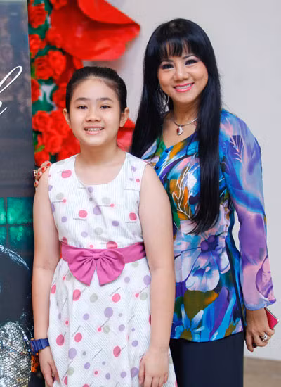  Ngọc Ánh hạnh phúc bên con gái 11 tuổi tại buổi họp báo liveshow "Dấu ấn" vào sáng 22/7 ở TP HCM. Ảnh: Thước Kiên.