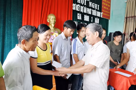Ông Trần Thái Tuấn, Phó Chủ tịch Hội CTĐ tỉnh, trao vốn hỗ trợ sản xuất giai đoạn 3 dự án cho 40 hộ nghèo xã Đầm Hà (huyện Đầm Hà).