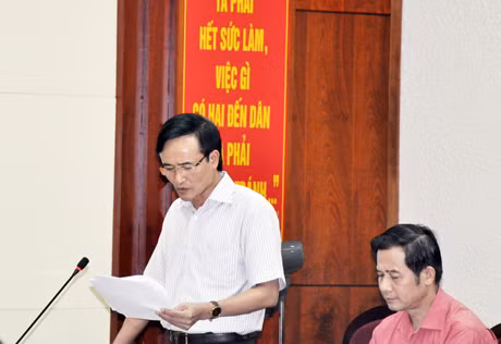 Đồng chí Nguyễn Văn Chỉnh, Bí thư huyện ủy Vân Đồn báo cáo Đề án của huyện.