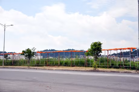 Pa nô quảng cáo được thu bạt.