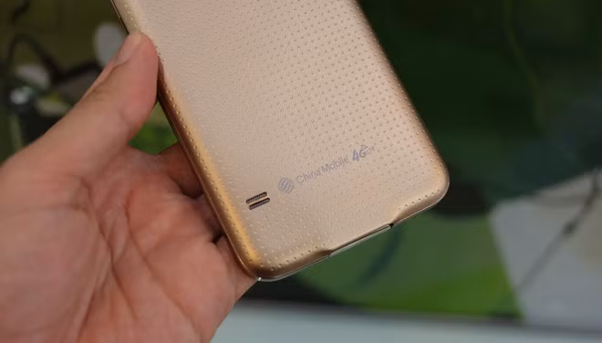 Logo nhà mạng China Mobile sau lưng.