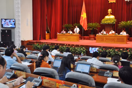 Đồng chí Vũ Văn Khánh, Giám đốc Sở Giao thông Vận tải trả lời chất vấn Đại biểu hội đồng.