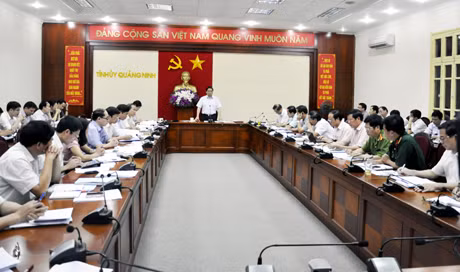 Đồng chí Phạm Minh Chính, Ủy viên Trung ương Đảng, Bí thư Tỉnh ủy phát biểu chỉ đạo cuộc họp.