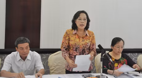 Đại biểu Nguyễn Thị Hồng Oanh phát biểu tại tổ Móng Cái.