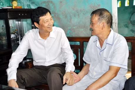 Đồng chí Nguyễn Văn Đọc, Phó Bí thư Tỉnh uỷ, Chủ tịch UBND tỉnh hỏi thăm sức khoẻ thương binh 2/4 Lê Sỹ Hằng.