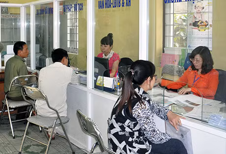 Giải quyết thủ tục hành chính tại bộ phận “một cửa” phường Cẩm Trung, TP Cẩm Phả.