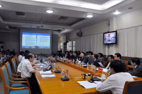 Nhà đầu tư báo cáo đề án qua hệ thống trình chiếu.