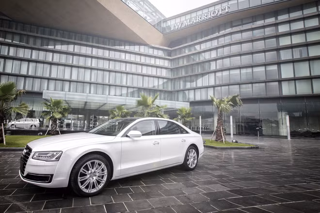 A8L là phiên bản trục cơ sở kéo dài, khung xe bằng hợp kim nhôm có trọng lượng 241 kg. Là dòng sedan cao cấp nhất nên A8 hội tụ những công nghệ tiên tiến nhất của Audi. A8L sở hữu chiều dài tổng thể ở mức 5.265 mm và trục cơ sở dài 3.122 mm. Khách hàng mục tiêu là những ông chủ giàu có, người nổi tiếng.