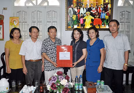 Đồng chí Vũ Thị Thu Thuỷ, Phó Chủ tịch UBND tỉnh, thăm, tặng quà thân nhân mẹ Việt Nam Anh hùng Trịnh Thị Khuyên, ở phường Hồng Hải (TP Hạ Long). Ảnh: Đỗ Phương