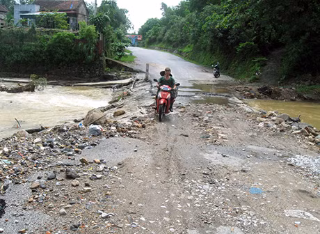Nguy hiểm nhất là đoạn cầu ngầm (khu 9, phường Mông Dương), khi trời mưa to, nước lũ đổ dồn về, cầu chẳng khác “cái bẫy”, khiến các phương tiện, người tham gia giao thông buộc phải “án binh bất động”. Tại đây, đã từng xảy ra nhiều vụ nước lũ cuốn trôi xe và người (ảnh 4).
