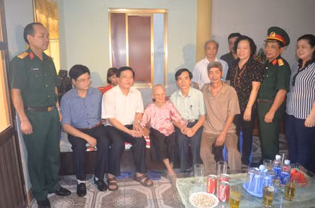 Đòng chí Nuyễn Như Hiền chụp ảnh lưu niệm với MVNAH Bùi Thị Bắc và các lãnh đạo TP Cẩm Phả và phường Cẩm Bình.