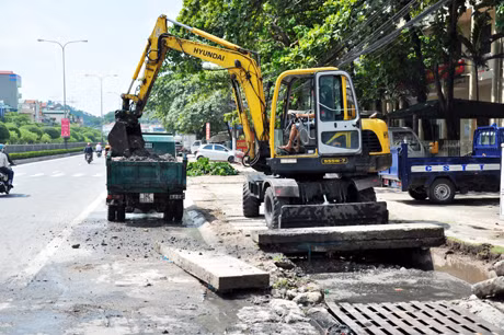 Khơi thông cống thoát nước đề phòng ngập lụt.
