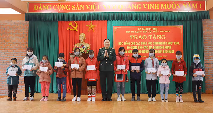 Đại tá Trần Văn Bừng, Phó Chủ nhiệm chính trị BĐBP tỉnh trao học bổng cho các em học sinh vượt khó