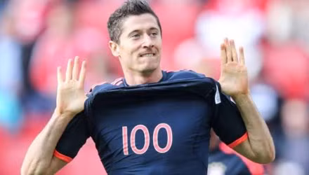 Lewandowski cán mốc 100 bàn ở Bundesliga.