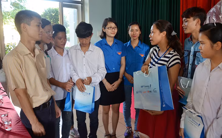 Đoàn trò chuyện, động viên cô và trò trường THPT Mông Dương.
