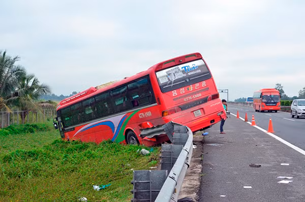 Hiện trường vụ tông xe liên hoàn trên cao tốc.