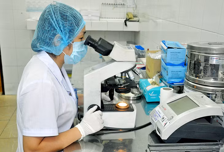 Xét nghiệm soi mẫu bệnh phẩm để phân biệt dị ứng nổi mày đay với nấm da. Ảnh: Thu Nguyệt