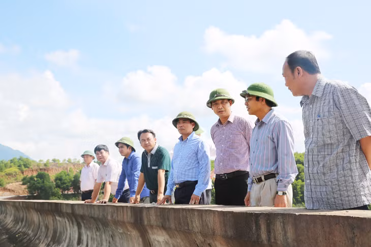 Kiểm tra công tác khắc phục sự cố và vận hành đập nước Đầm Hà Động.