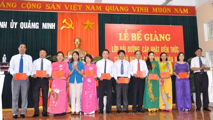 Đồng chí Đỗ Thị Hoàng, Phó Bí thư Thường trực Tỉnh ủy, Trưởng Đoàn ĐBQH tỉnh trao chứng chỉ hoàn thành khóa học và tặng hoa cho các học viên.