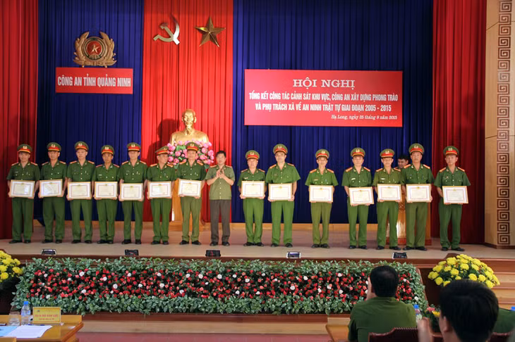 Các tập thể, cá nhân được nhận giấy khen của Giám đốc Công an tỉnh.