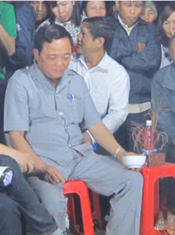Nguyễn Văn Thúy (áo xám) bị truy tố ở khung hình phạt có mức án tới tù chung thân. Ảnh: Hoàng Táo