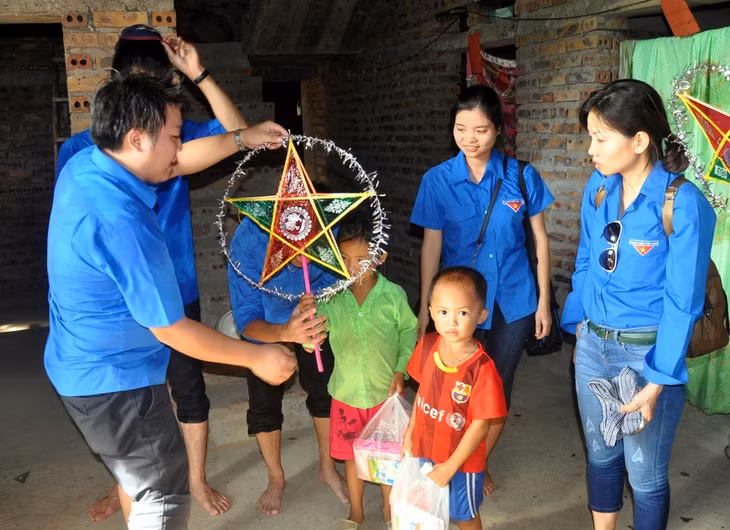 Tặng sách vở, bánh kẹo và đèn Trung thu cho các em nhỏ ở thôn Lục Ngù, xã Húc Động.