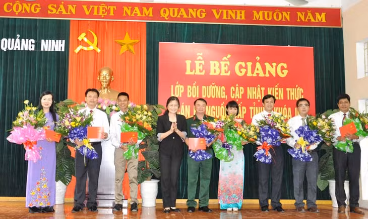 Đồng chí Đỗ Thị Hoàng, Phó Bí thư Thường trực Tỉnh ủy, Trưởng Đoàn ĐBQH tỉnh tặng hoa chúc mừng và trao chứng chỉ cho các học viên đạt thành tích học tập tốt.