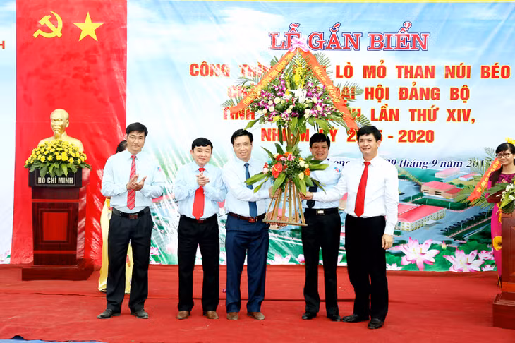 Đồng chí Lê Quang Tùng, Phó Chủ tịch UBND tỉnh tặng hoa chúc mừng Công ty CP Than Núi Béo.