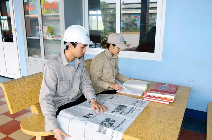 Công ty CP Gốm màu Hoàng Hà (Công ty CP Tập đoàn Hoàng Hà, Đông Triều) bố trí tủ sách pháp luật cạnh nhà ăn Công ty để tiện cho công nhân đọc trong giờ nghỉ giải lao.