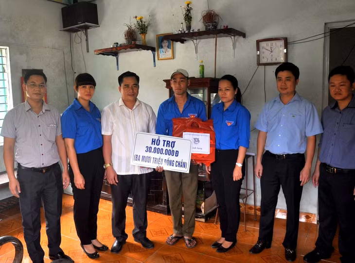 Đoàn Khối Đoàn Khối các doanh nghiệp Trung ương đến thăm và trao 30 triệu đồng tiền hỗ trợ xây nhà cho 