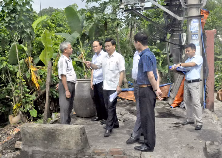 Đoàn giám sát của HĐND tỉnh kiểm tra thực tế tại khu vực đất mà ông Cao Xuân Đài, phường Yết Kiêu khiếu nại