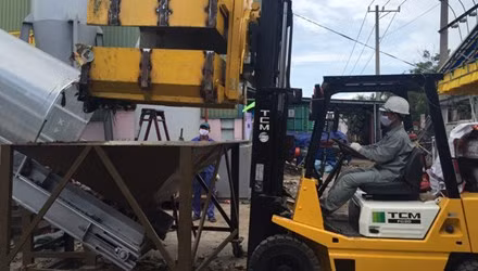 Xe đưa rác vào máy để đốt. 