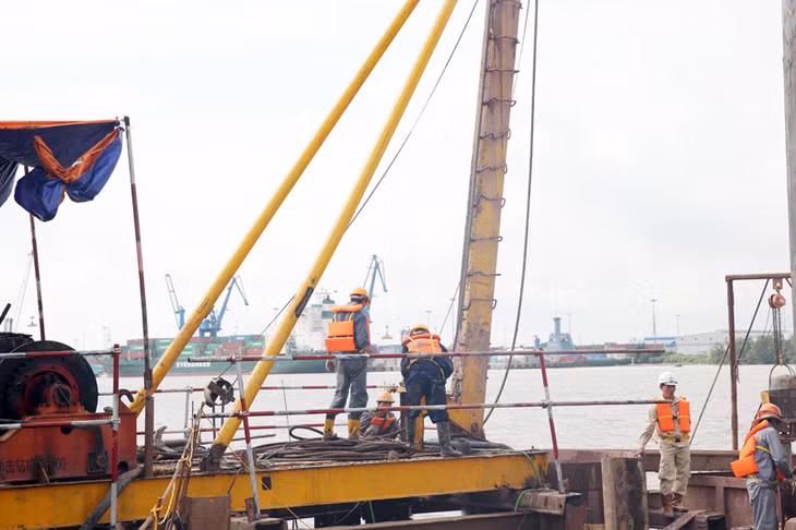 Do phải thi công trên mặt nước nên các công nhân đều mặc áo phao và tuân thủ các điều kiệm đảm bảo an toàn lao động.