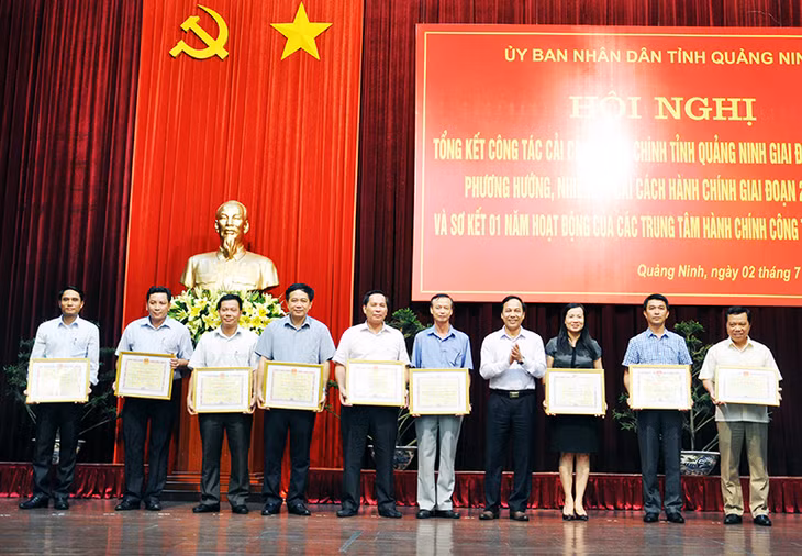 Đồng chí Đặng Huy Hậu, Phó Chủ tịch Thường trực UBND tỉnh trao bằng khen của UBND tỉnh cho các tập thể có thành tích xuất sắc trong công tác CCHC giai đoạn 2011-2015.
