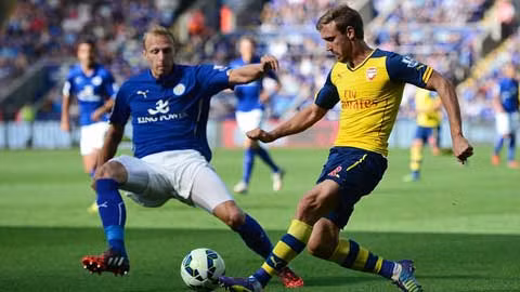 Leicester đủ sức khiến Arsenal (áo vàng) không thể ra về với trọn vẹn 3 điểm