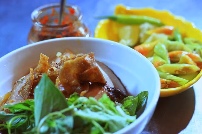 Nền ẩm thực truyền thống mộc mạc và đậm đà của Hội An cũng là nét thu hút du khách. Đã đến Hội An mà không thưởng thức cao lầu thì xem như chưa ghé phố Hội.