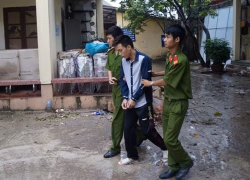 Nguyễn Văn Hoàng bị dẫn giải về nơi tạm giam.