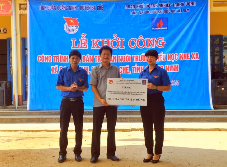 Đồng chí Vũ Thị Thu Hương, Ủy viên BCH Trung ương Đoàn, Bí thư Đoàn Thanh niên Tập đoàn Dầu khí Quốc gia Việt Nam trao kinh phí ủng hộ xây nhà bán trú cho huyện Ba Chẽ.